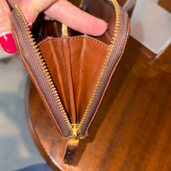 Tory Burch   Long wallet  zippy wallet leather  brown / gold tone good condition - Picture 16 of 16